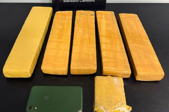 Homem quebra o próprio celular ao ser abordado e acaba preso com 5 kg de maconha em BC