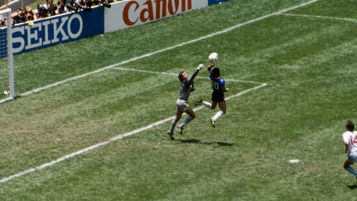 Mais de R$ 50 milhões: bola da ‘mão de Deus’ de Maradona pode atingir valor surreal em leilão
