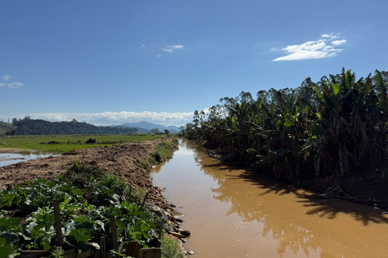 Limpeza de valas e ribeirões avança no interior de Itajaí