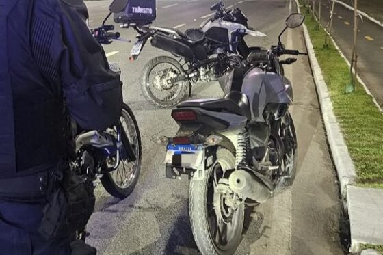 Motociclista é pego com placa levantada, sem CNH e com licenciamento atrasado em BC
