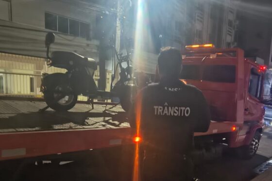 Autopropelido bloqueia calçada na Rua 2000 e acaba no pátio