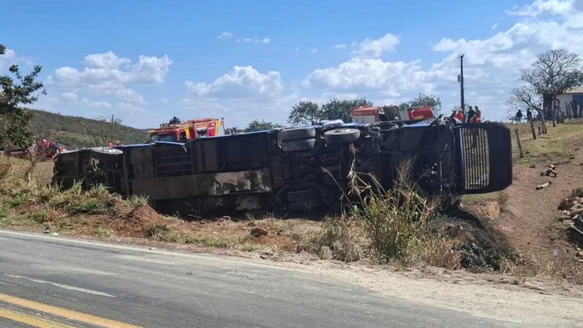 Bebê está entre os 5 mortos em colisão trágica entre ônibus, carreta e dois carros na rodovia GO-010
