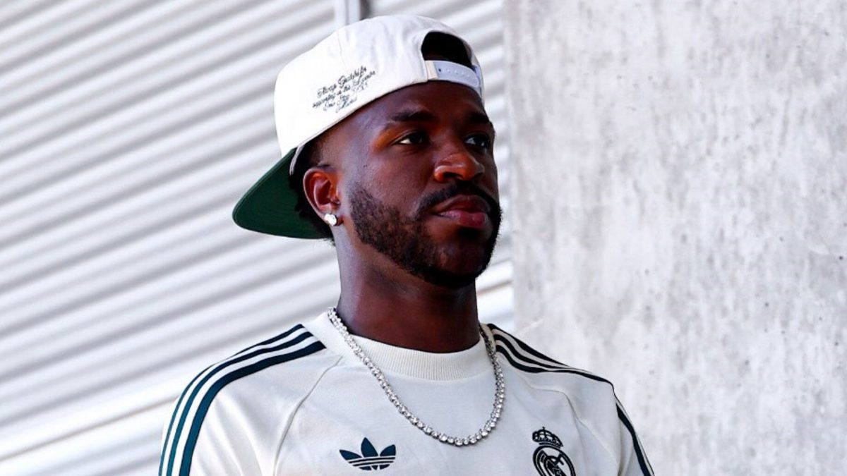 Vini Jr. ostenta bolsa de luxo após renovação e novo salário ‘turbinado’ no Real Madrid