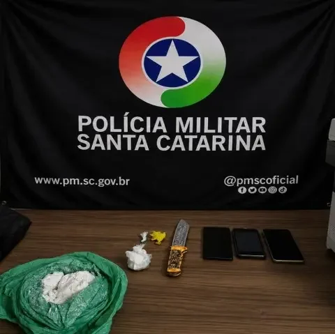 Casal é preso por tráfico de drogas após abordagem da PM no Jardim Maluche