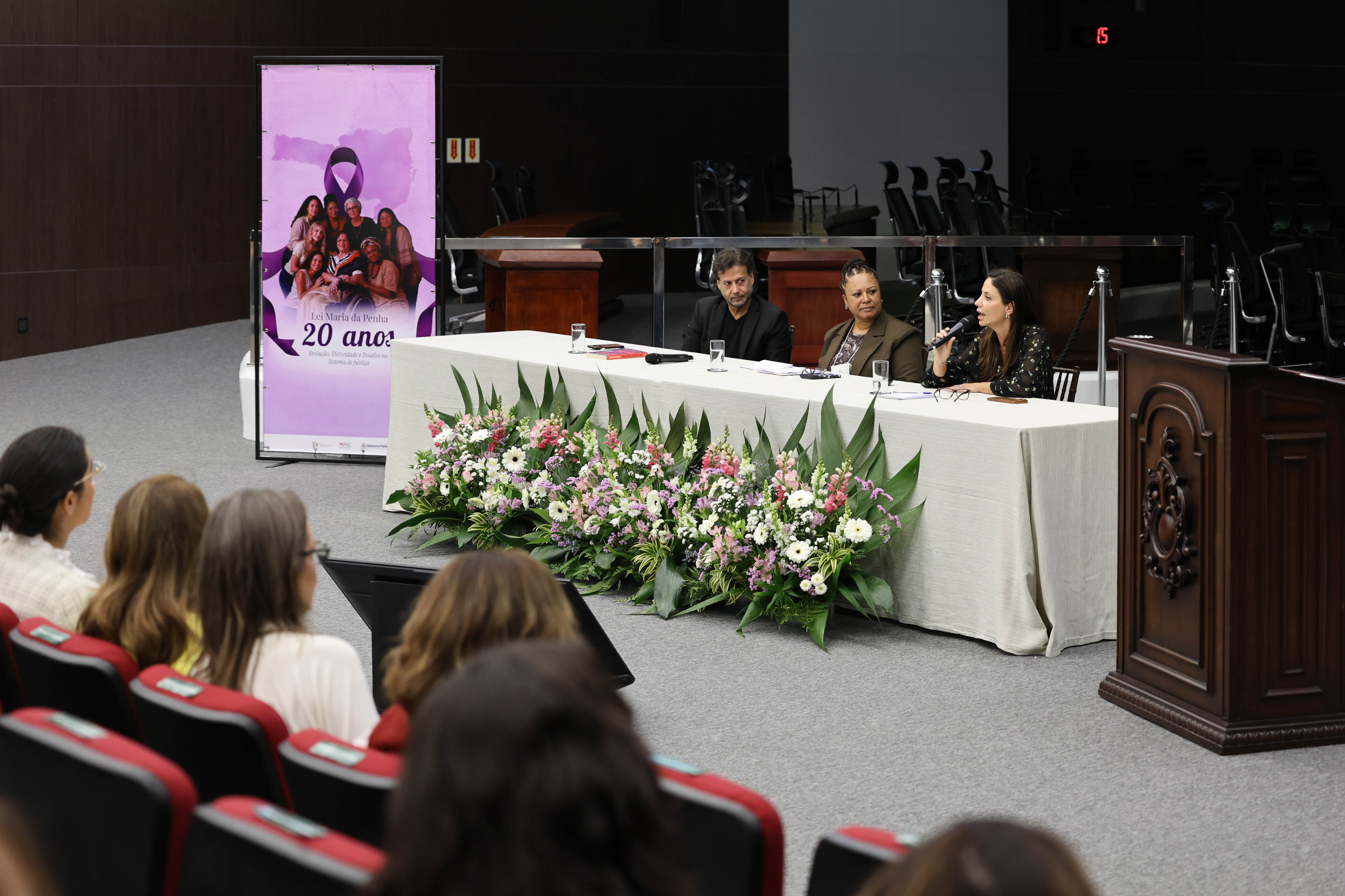 Coordenadora do NEAVIT compartilha dados do Mapa do Feminicídio em seminário sobre os 20 anos da Lei Maria da Penha no TJSC