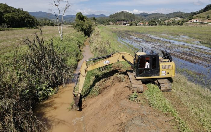 Secretaria intensifica limpeza de valas e ribeirões para diminuir risco de alagamentos