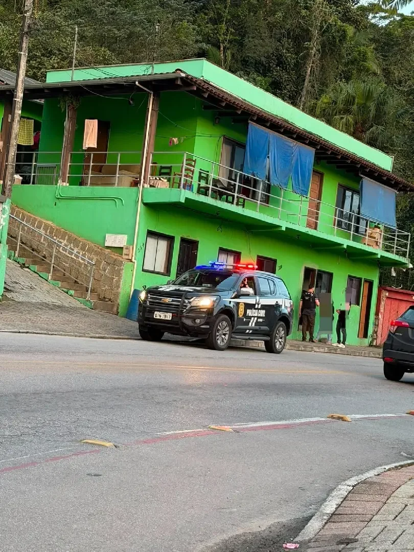 Polícia Civil realiza ação contra o tráfico de drogas no bairro Azambuja