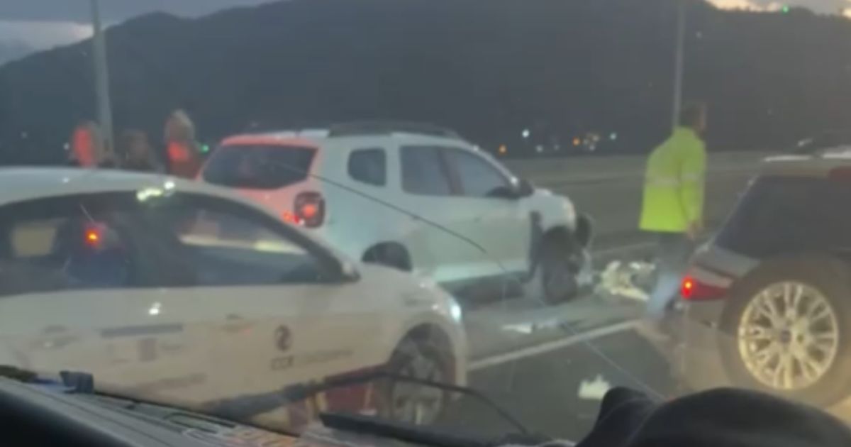 Motociclista morre ao bater em carro e Ponte Anita Garibaldi é bloqueada em SC