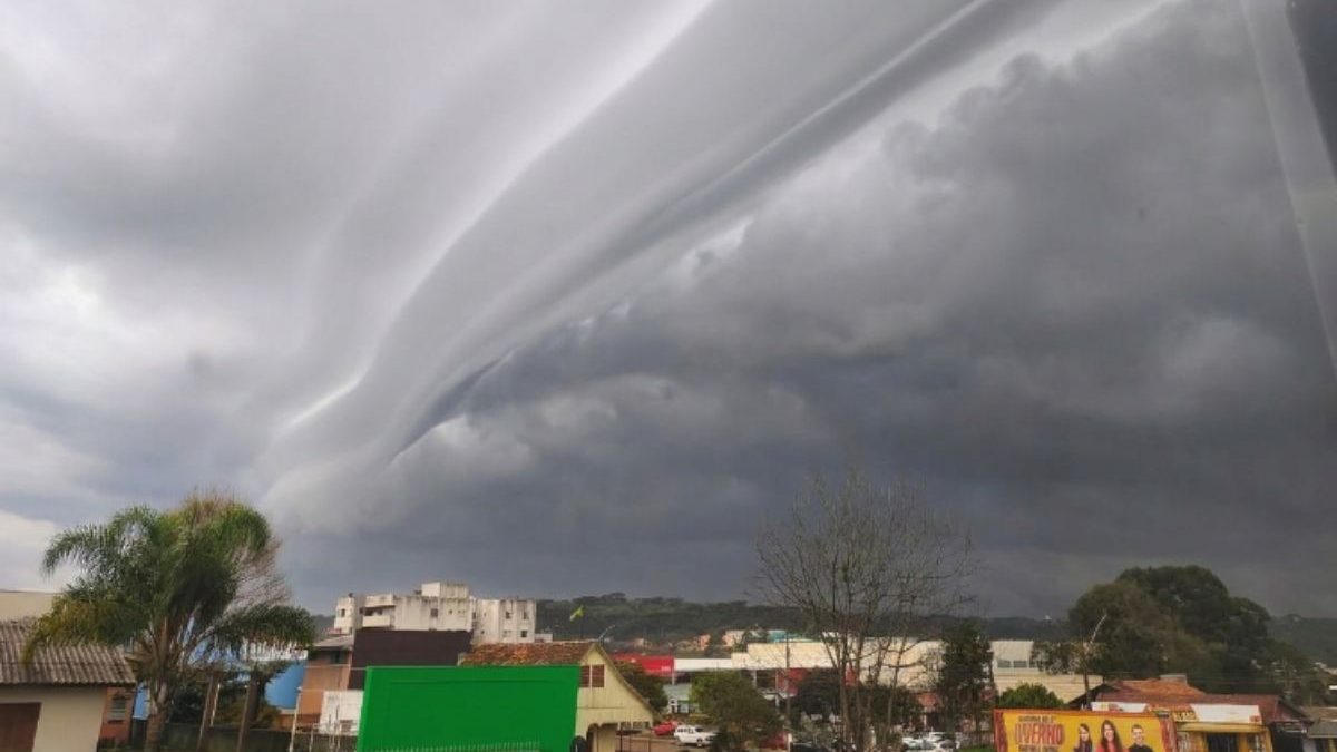 Ciclone bomba provoca rio atmosférico com chuvas de até 150 mm no Sul; veja onde há risco de granizo na véspera do Dia dos Pais