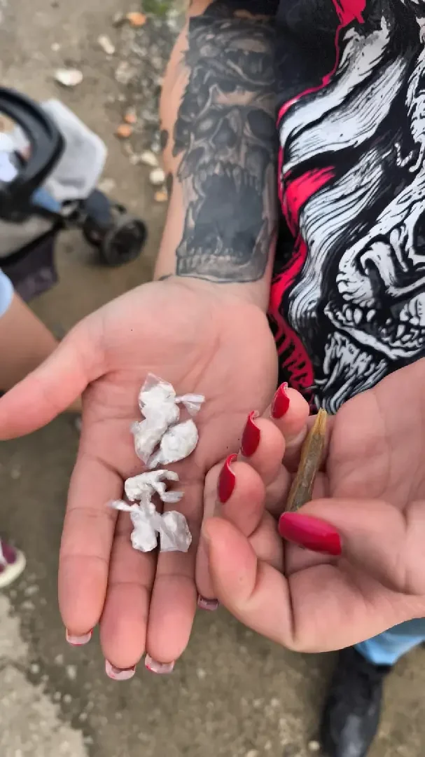 Mulher de 19 anos é presa por tráfico de drogas enquanto usava tornozeleira eletrônica em Brusque