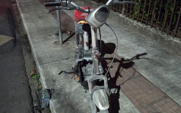 Moto elétrica pega fogo enquanto carregava em garagem de BC