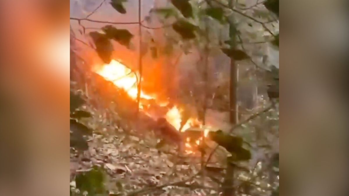 Helicóptero cai em área de mata no Rio de Janeiro e deixa quatro mortos