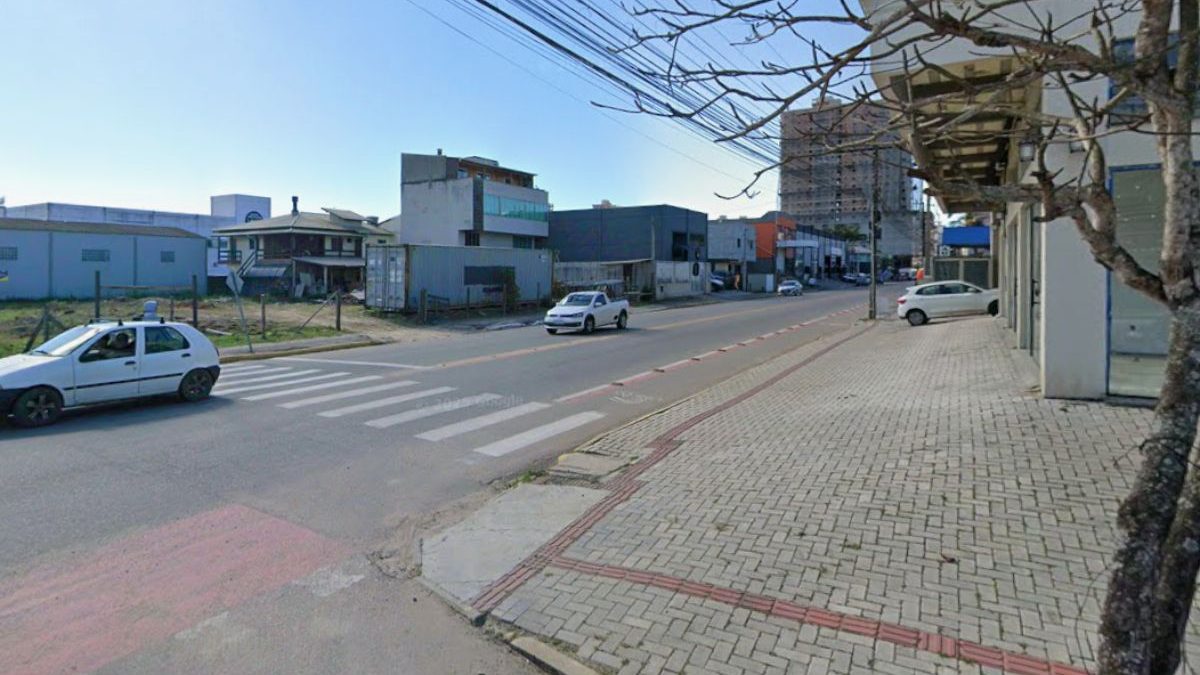 Homem é morto a tiros na frente de bar em SC