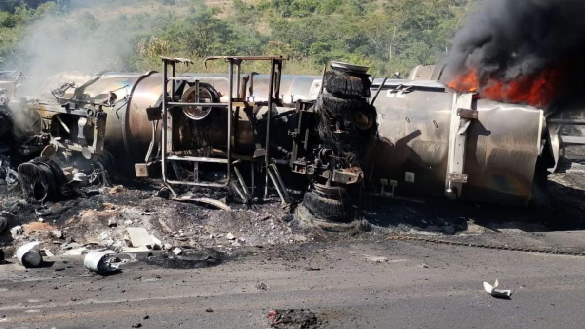 Motorista morre carbonizado após grave batida entre carretas que bloqueou BR-116 em MG