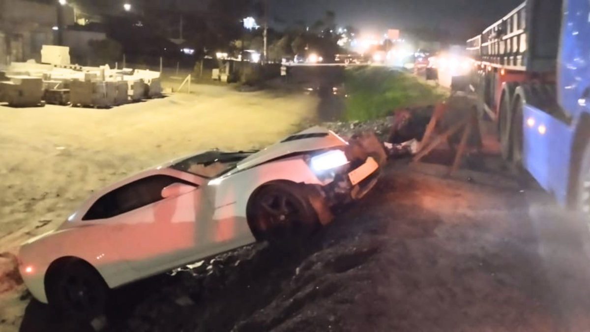 Camaro que pode chegar a R$ 500 mil fica destruído após batida com caminhão na BR-280 em SC