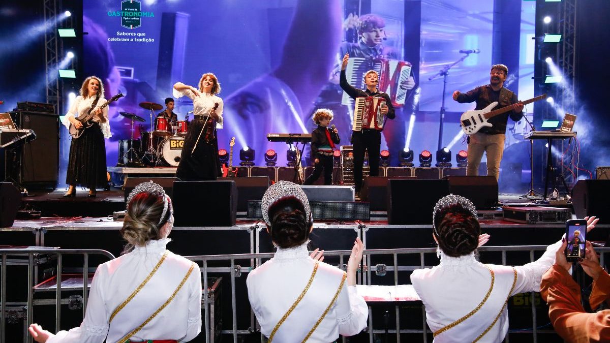 Pai transforma paixão pela música italiana em legado para os filhos e tradição de família em SC