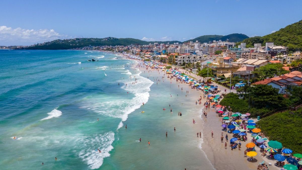 ‘Caribe de SC’ tem fluxo de turistas 80 vezes maior que a população e atrai setor imobiliário de alto padrão