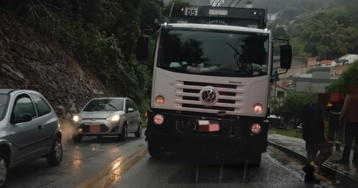 Caminhão apresenta falha nos freios e fica parado em subida, em Brusque