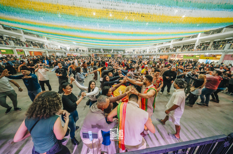 No Dia dos Pais, Festa das Tradições encerra convidando as famílias a completar uma corrente solidária