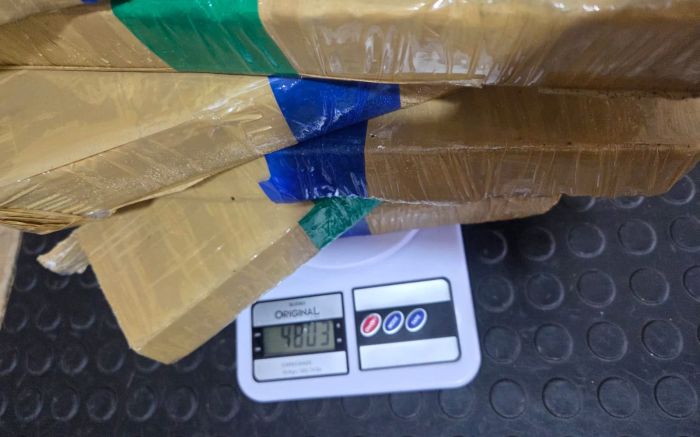 Coleta de lixo termina com quase cinco quilos de maconha apreendidos