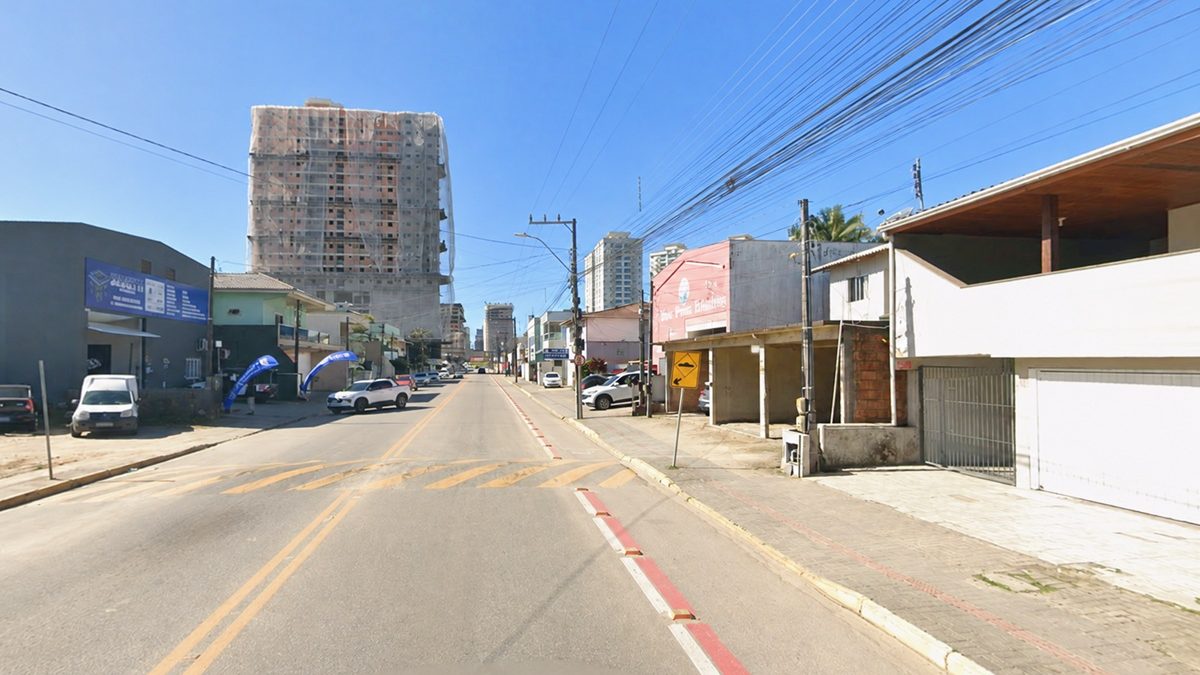 Três disparos, carro escuro e arma perto do crime: homem é achado morto próximo a bar em praia de SC