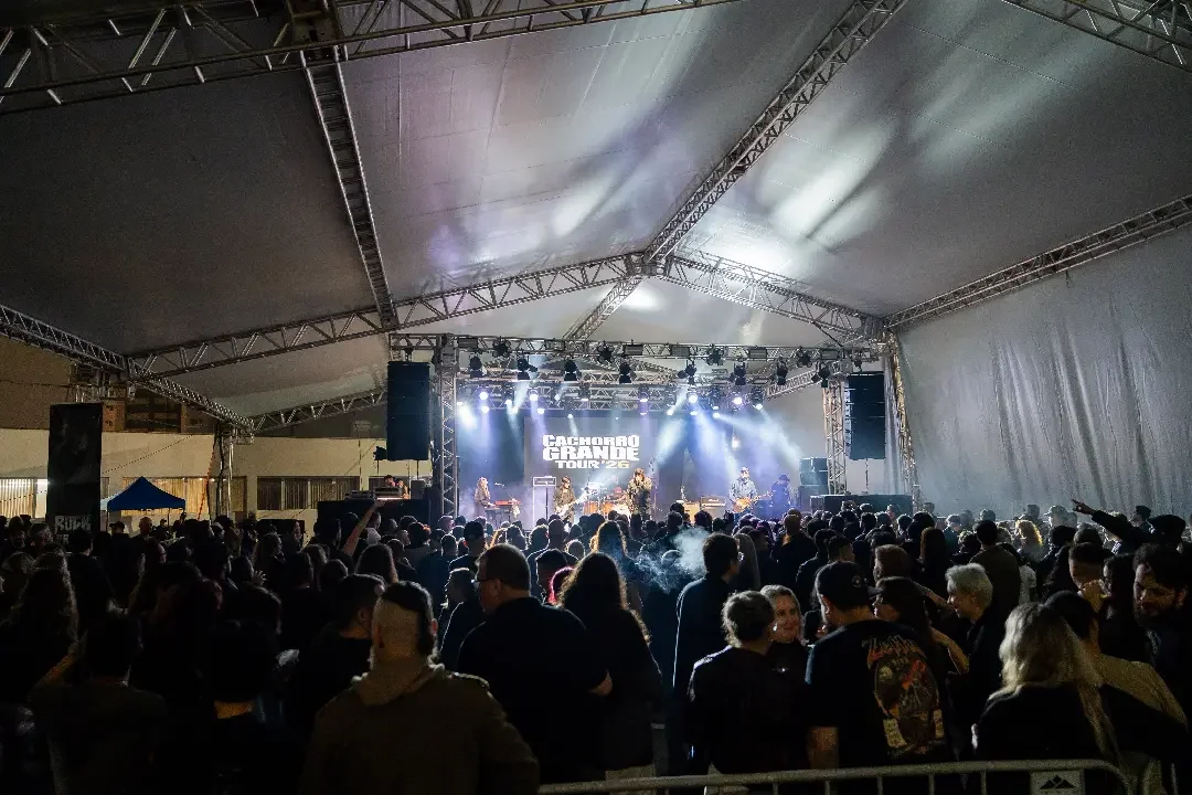 Rock na Praça reúne público e celebra 25 anos de história com show da banda Cachorro Grande