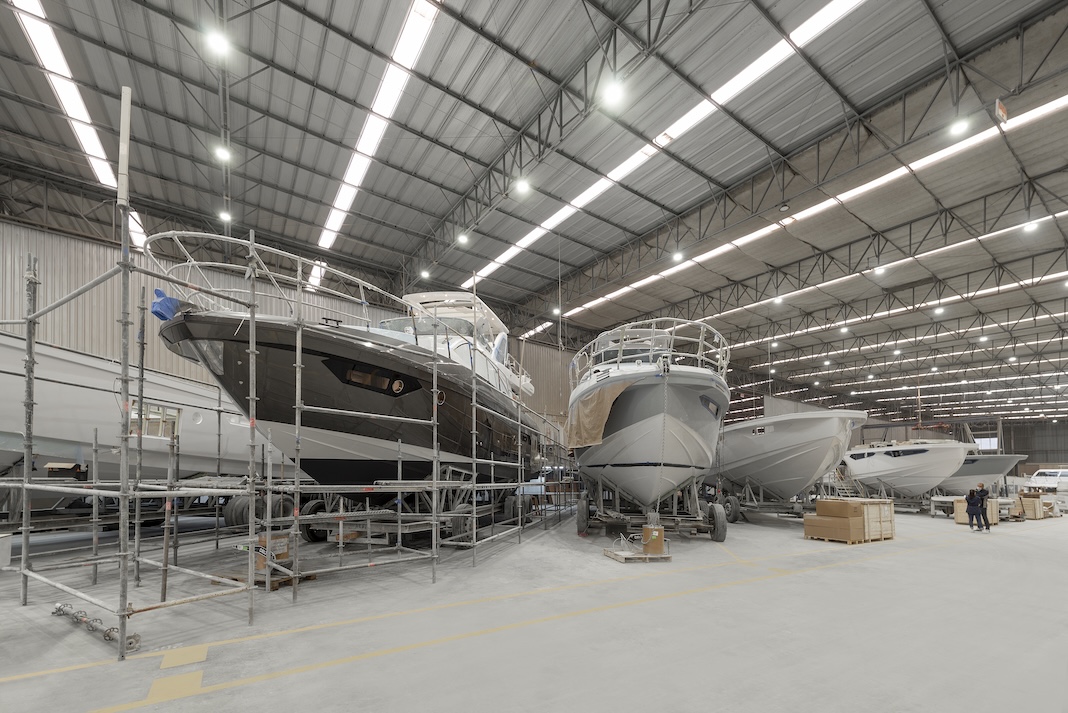 Fábrica de iates de luxo abre 100 vagas de emprego em Itajaí