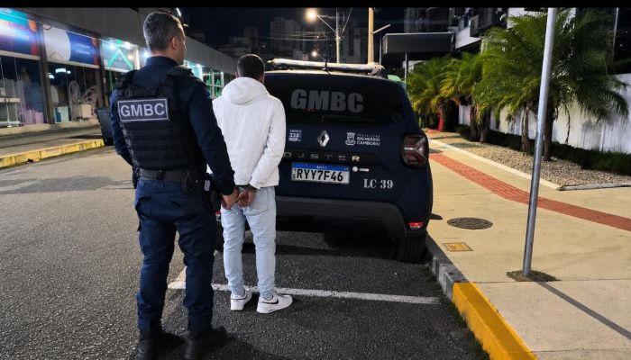 Homem dá socos e cadeirada em esposa em Balneário Camboriú