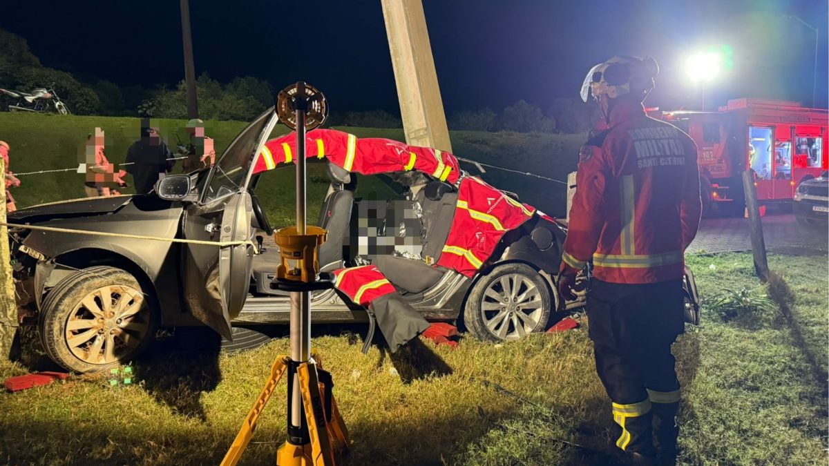 Mulher morre e duas ficam feridas após carro descer barranco de 5 metros e bater em poste em rodovia de SC
