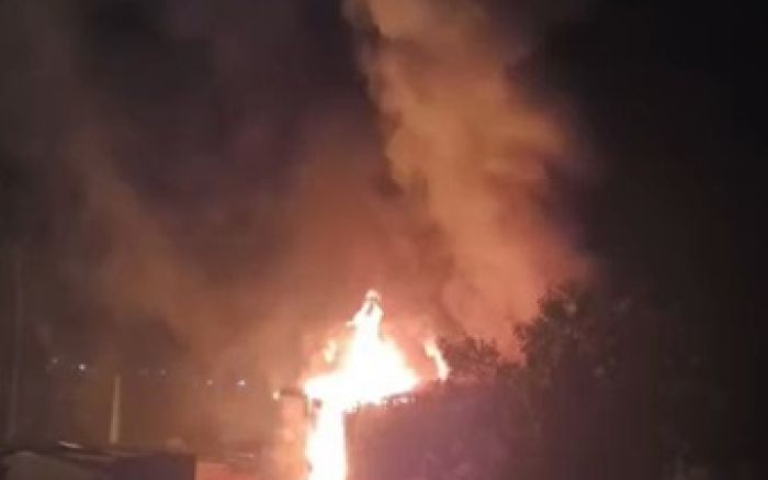 Homem fica ferido em incêndio que destruiu casa no Dia dos Pais