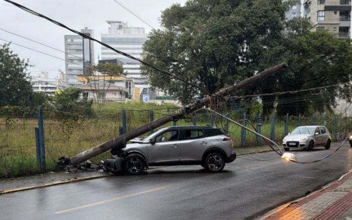 Motorista derruba poste após discussão com a namorada e causa apagão