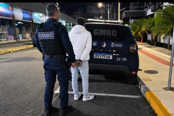 Homem é preso após agredir companheira com cadeira e socos e ameaçá-la com faca em BC