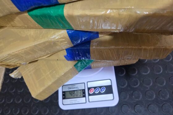 Garis encontram caixa com quase 5 kg de maconha durante coleta de lixo em Camboriú