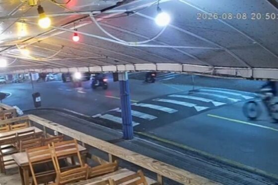 Motociclista embriagado trafega na contramão, bate em scooter e tenta fugir em BC