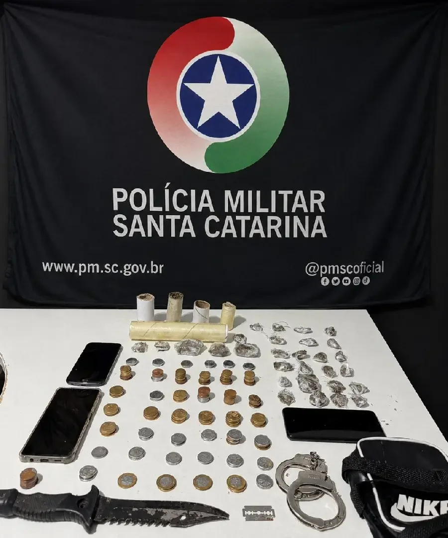 Mulher é conduzida à delegacia após PM encontrar drogas e materiais do tráfico