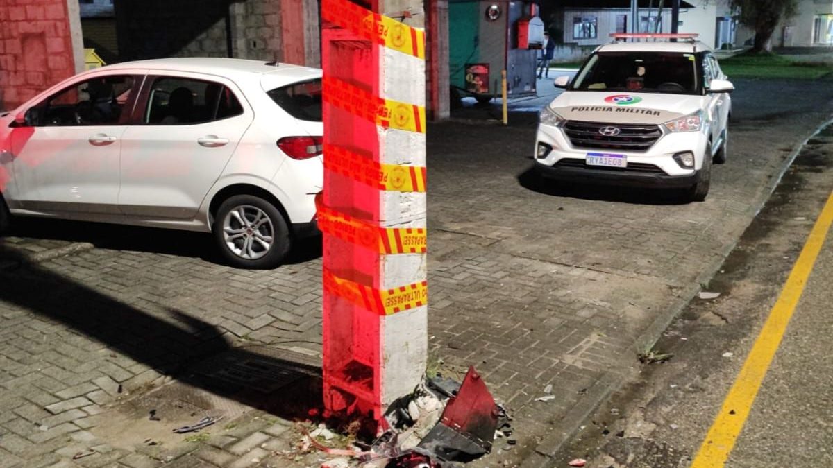 Motorista foge após bater em poste e deixa adolescente ferida em SC