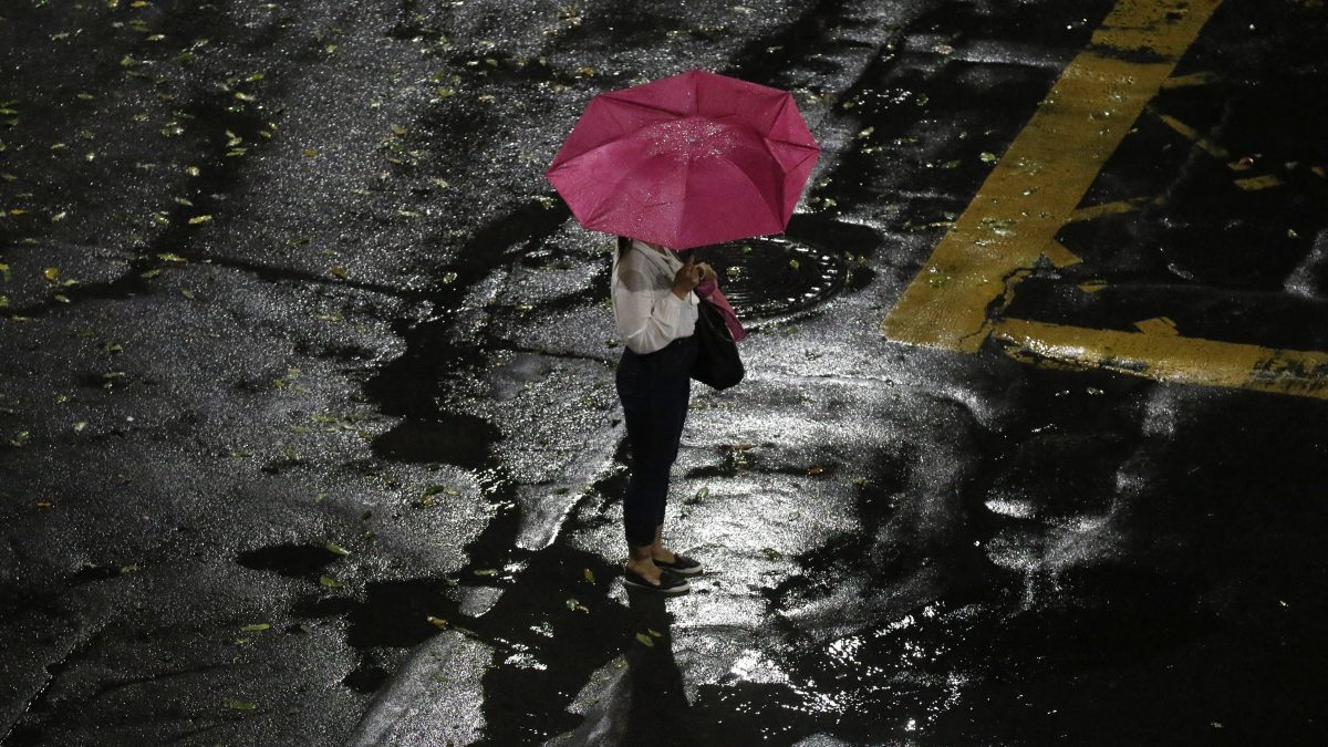Ciclone bomba se afasta de SC, mas 'chuvarada' continua e derruba temperaturas durante a semana