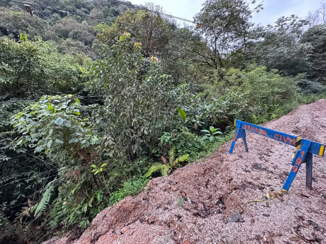 (VÍDEO) Cratera avança sobre estrada após queda de poste no bairro Santa Luzia,