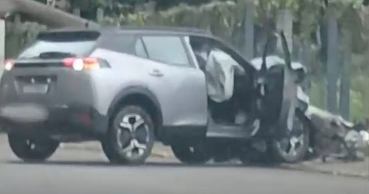 Homem persegue namorada após discussão, bate carro contra poste e danifica rede elétrica em Itapema