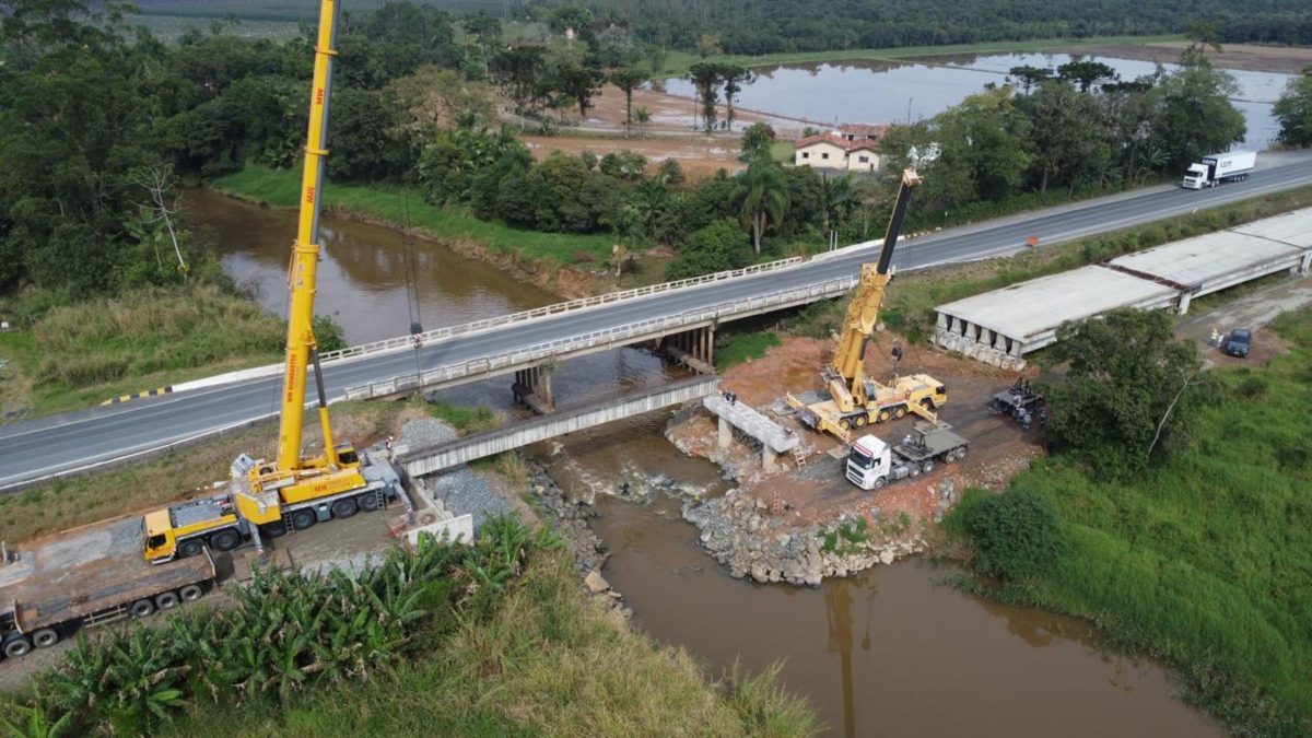 Vigas de 55 toneladas da nova ponte sobre o Rio Piraí vão cruzar a BR-280 e trânsito terá pare e siga em SC