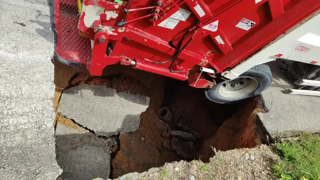 (VÍDEO) Prefeitura inicia obras após caminhão cair em cratera no bairro Águas Claras
