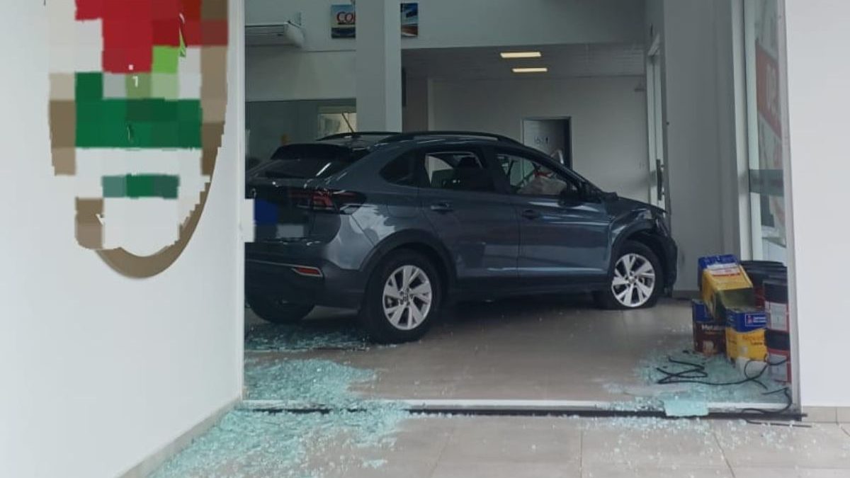 Idosa confunde pedais, invade loja de tintas e acaba hospitalizada em SC