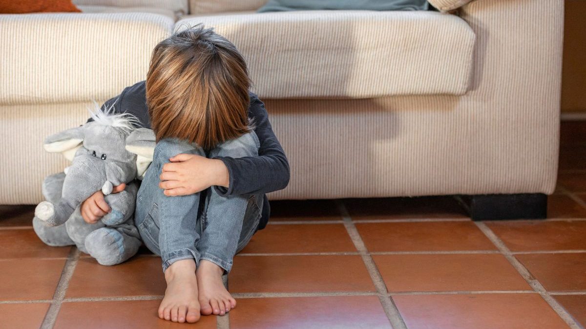 Mãe é presa em SC após deixar bebê de 1 ano e outras duas crianças sozinhos em casa