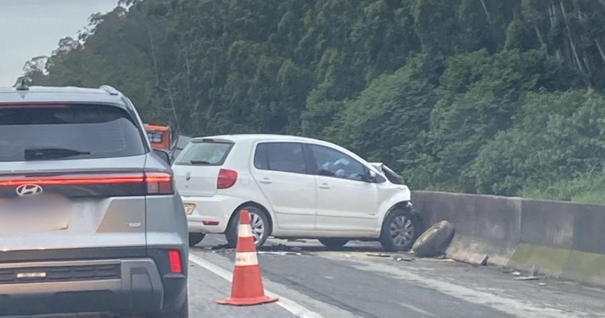VÍDEO: Trânsito ‘infernal’ é registrado na BR-101 após batida entre carro e caminhonete deixar dois feridos em Itajaí