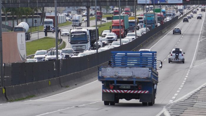 BR 101 em Itajaí tem até duas horas de lentidão no sentido sul
