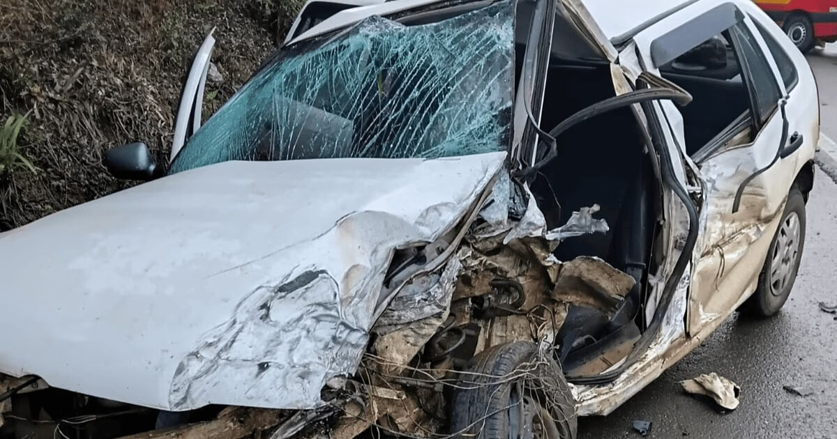 Bebê de seis meses morre após carro bater contra carreta na BR-470