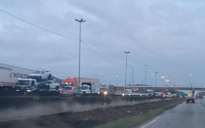 Acidente em Itajaí bloqueou faixa da BR 101 na manhã desta segunda-feira