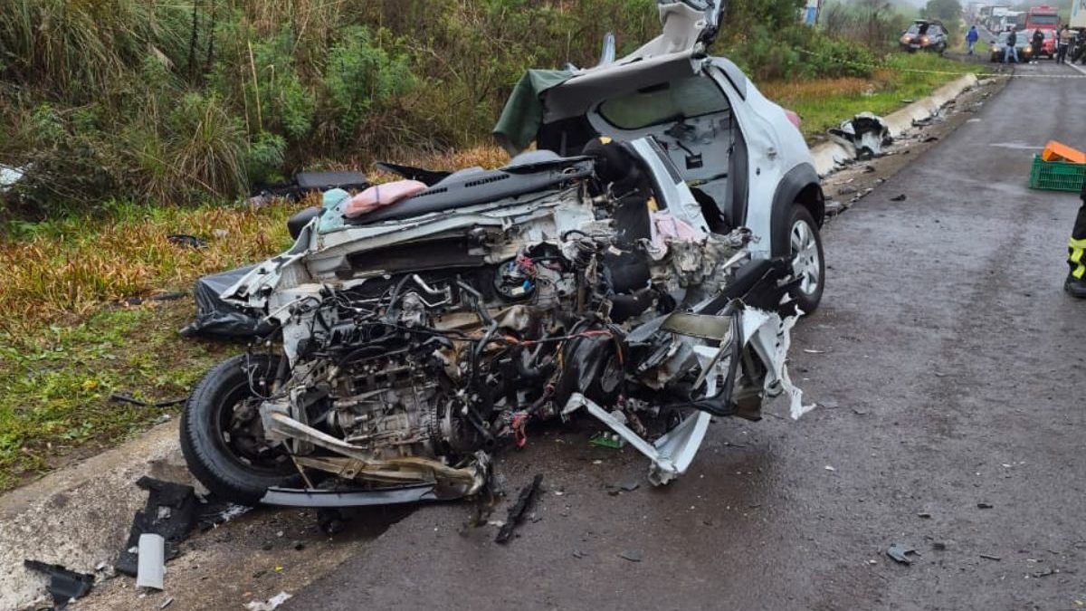 VÍDEO: Mulher morre presa às ferragens em grave acidente na BR-282 em SC