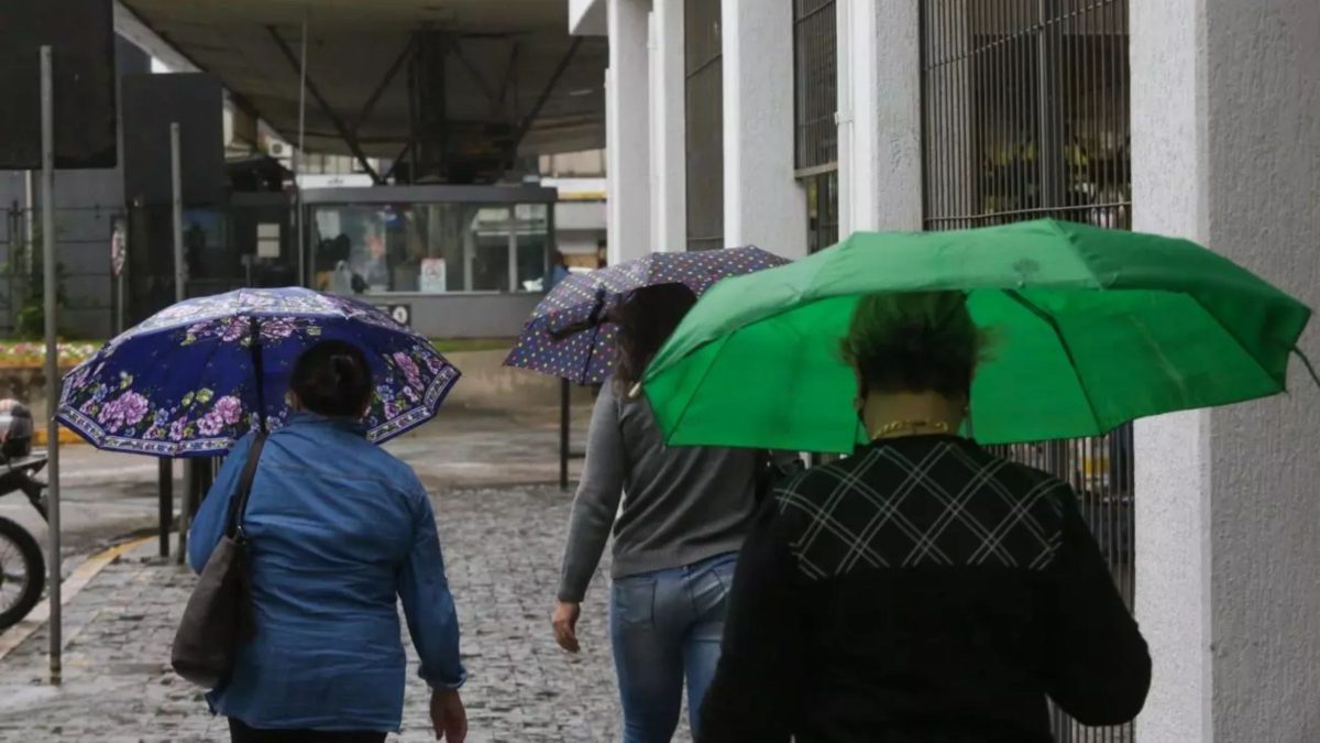 Termômetros despencam a 8°C e chuva toma conta da maior cidade de SC; veja previsão