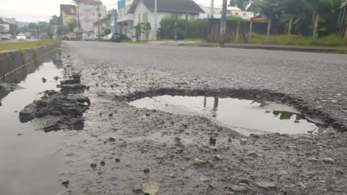 Tem buraco na rua e mato na calçada? Blumenau muda forma de pedir manutenção